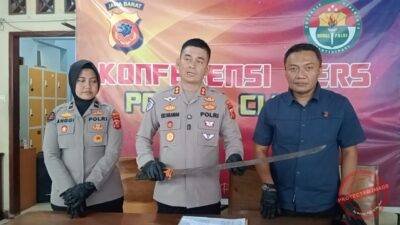 Konferensi pers Polres Ciamis terkait pria pembawa samurai adang sopir travel di perempatan Graha (Yodas) Ciamis. (Dok, foto. Kondusif.com)