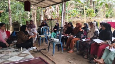 Kelompok perajin gula aren di Desa Cikupa, Kecamatan Banjaranyar, Kabupaten Ciamis inovasi gula aren dan tepung aren menjadi snack bar. (Dok, foto. Istimewa)