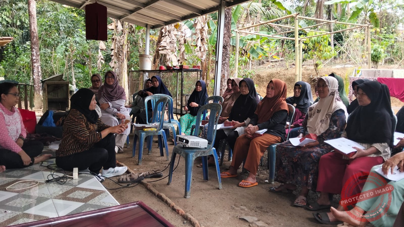 Kelompok perajin gula aren di Desa Cikupa, Kecamatan Banjaranyar, Kabupaten Ciamis inovasi gula aren dan tepung aren menjadi snack bar. (Dok, foto. Istimewa)