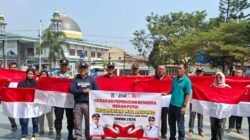 Semarak HUT ke-81 RI, Polsek Malangbong Bagikan 1.000 Bendera Merah Putih
