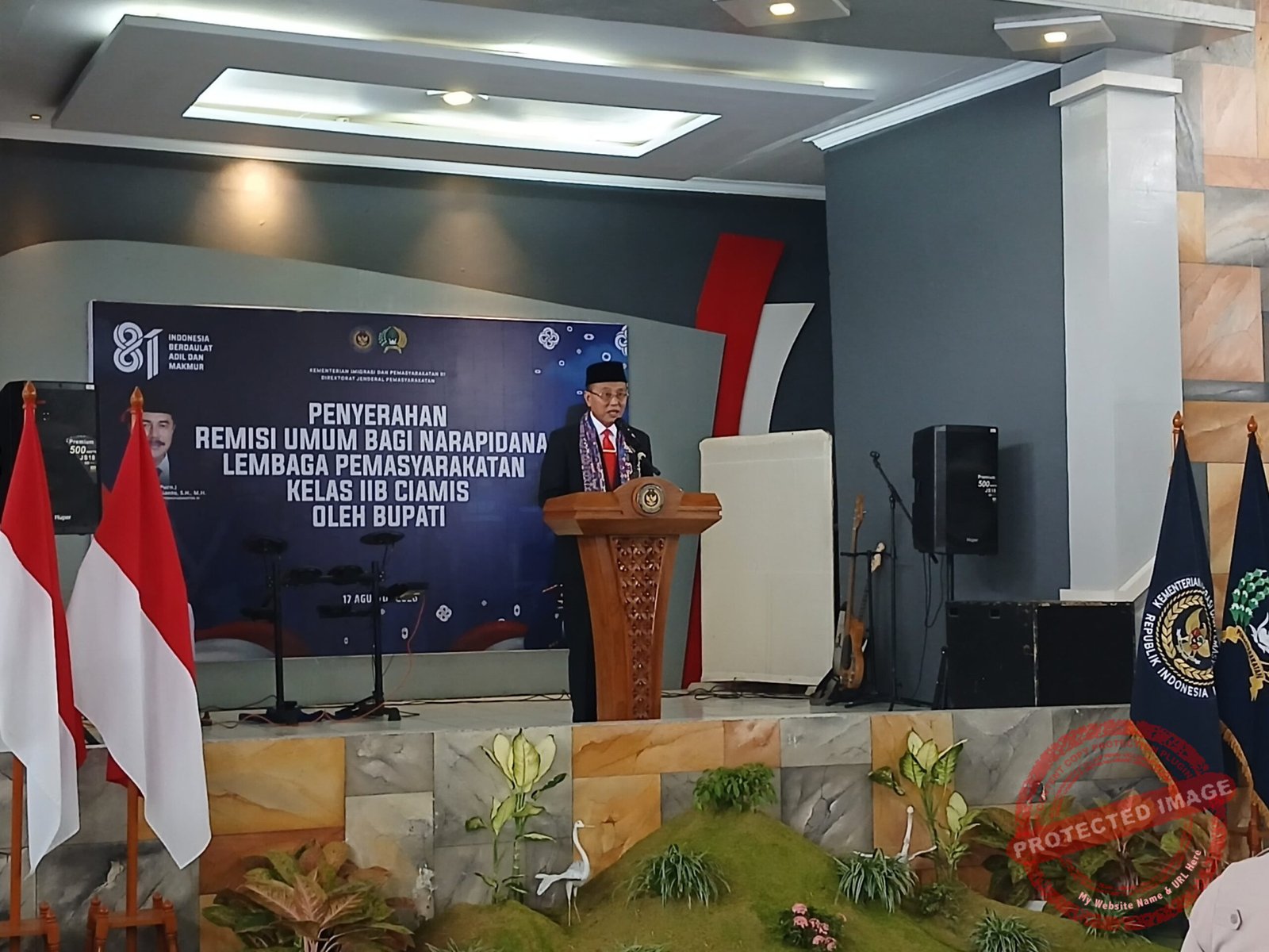 Bupati Ciamis Herdiat Sunarya saat menghadiri pemberian remisi warga binaan lapas kelas IIB Ciamis di momen HUT ke-81 RI