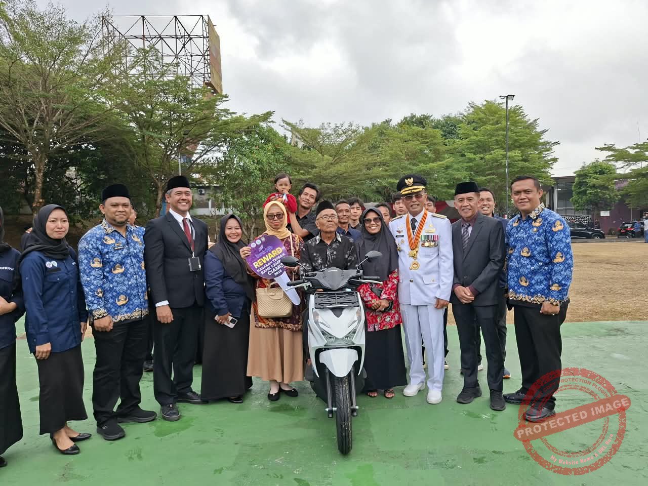 Penyerahan penghargaan kepada Udedi Kusmana sebagai penabung sampah perorangan terbaik tingkat Kabupaten Ciamis, usai Upacara HUT ke-81 RI di Taman Lokasana Ciamis, Senin (17/8/2026). Udedi menerima hadiah satu unit sepeda motor Honda Beat atas konsistensinya memilah dan menabung sampah selama tiga tahun. (Dok, foto. Hasna/Kondusif.com)
