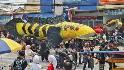 Warga mengikuti Pawai Alegoris HUT ke-81 Kemerdekaan RI di Kecamatan Manonjaya, Kabupaten Tasikmalaya, Senin (17/8/2026). Desa Kalimanggis berhasil meraih juara pertama dalam ajang yang menampilkan kreativitas dan potensi masing-masing desa tersebut.