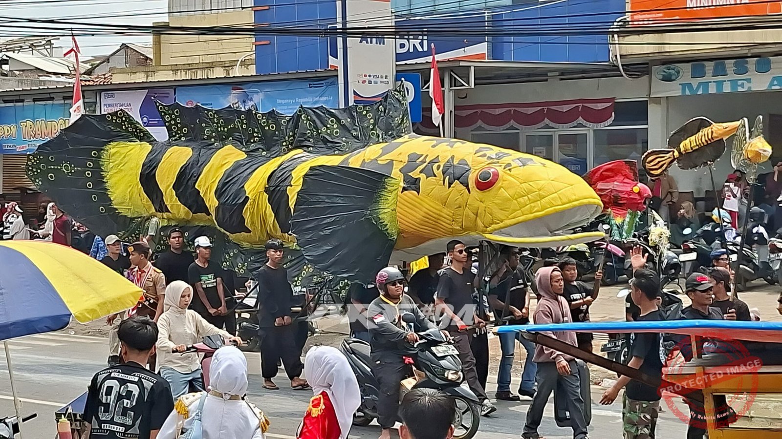 Warga mengikuti Pawai Alegoris HUT ke-81 Kemerdekaan RI di Kecamatan Manonjaya, Kabupaten Tasikmalaya, Senin (17/8/2026). Desa Kalimanggis berhasil meraih juara pertama dalam ajang yang menampilkan kreativitas dan potensi masing-masing desa tersebut.