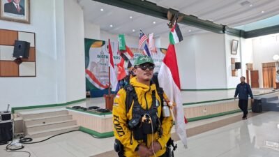 Viko Nur Faisal saat menceritakan pengalaman ekspedisinya berjalan kaki menuju Tanah Suci dengan melintasi 17 negara di Gedung Islamic Center Ciamis, Rabu (19/8/2026). Perjalanan tersebut berlangsung selama sekitar 17 bulan setelah Viko mempersiapkannya selama empat tahun. (Dok, foto. Kondusif.com)