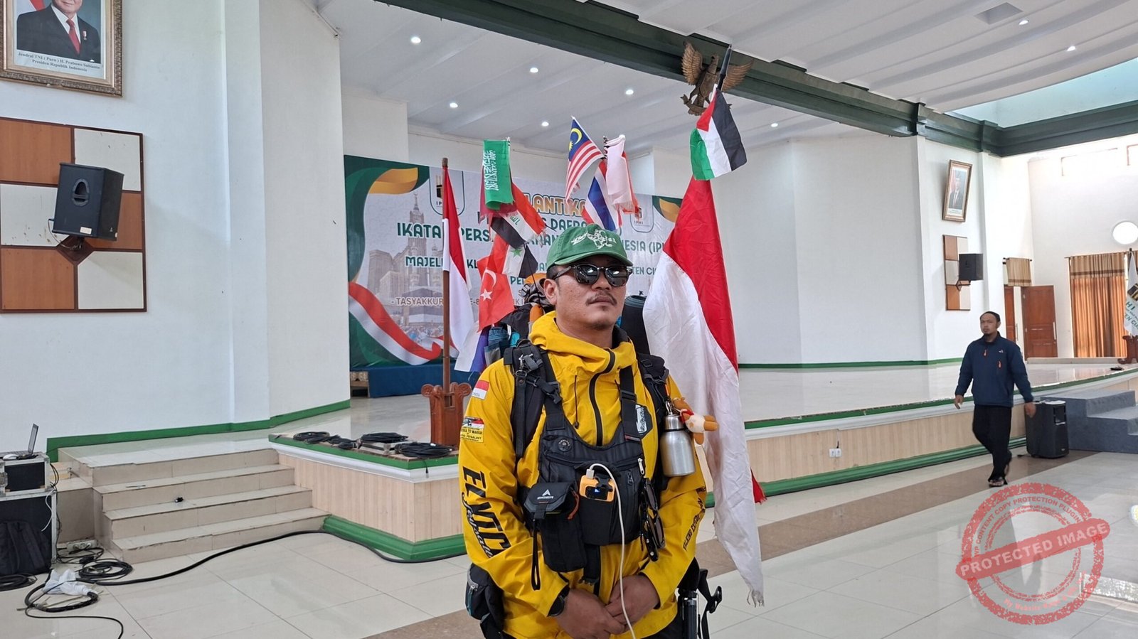 Viko Nur Faisal saat menceritakan pengalaman ekspedisinya berjalan kaki menuju Tanah Suci dengan melintasi 17 negara di Gedung Islamic Center Ciamis, Rabu (19/8/2026). Perjalanan tersebut berlangsung selama sekitar 17 bulan setelah Viko mempersiapkannya selama empat tahun. (Dok, foto. Kondusif.com)
