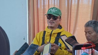 Viko Nur Faisal saat menceritakan pengalaman ekspedisinya berjalan kaki menuju Tanah Suci dengan melintasi 17 negara di Gedung Islamic Center Ciamis, Rabu (19/8/2026). Perjalanan tersebut berlangsung selama sekitar 17 bulan setelah Viko mempersiapkannya selama empat tahun. (Dok, foto. Kondusif.com)
