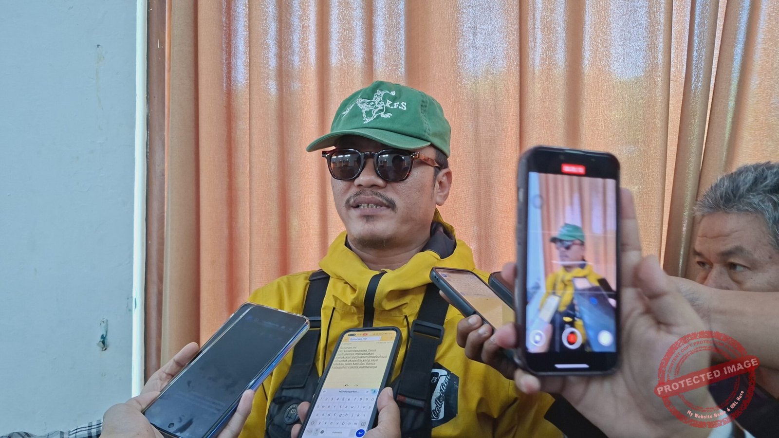 Viko Nur Faisal saat menceritakan rencana ekspedisi berikutnya menuju Masjid Al-Aqsa hingga London, di Gedung Islamic Center Ciamis, Rabu (19/8/2026). Setelah menuntaskan perjalanan menuju Tanah Suci, Viko mulai mempersiapkan rute ekspedisi barunya.