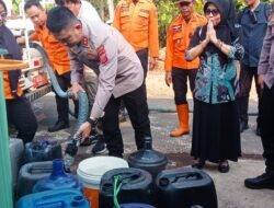 Kemarau Panjang di Ciamis, Polisi dan BPBD Droping Air ke Desa Wangunjaya