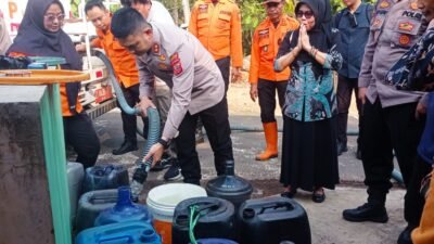 Kemarau Panjang di Ciamis, Polisi dan BPBD Droping Air ke Desa Wangunjaya