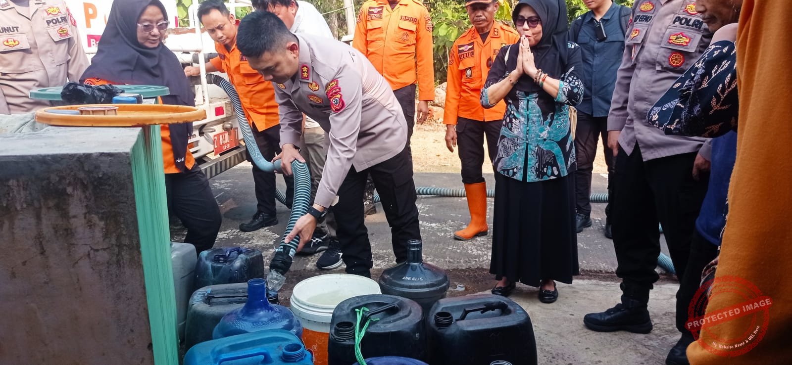 Kapolres Ciamis AKBP Eko Iskandar bersama BPBD dan pihak terkait menyalurkan bantuan air bersih kepada warga yang terdampak kekeringan di Desa Wangunjaya, Kecamatan Cisaga, Ciamis, Kamis (20/8/2026). (Dok, foto. Istimewa)