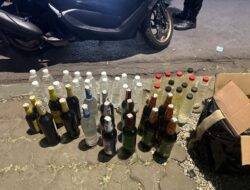 Polisi Sita 50 Botol Miras dari Lima Orang di Kerkof Garut