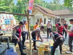 Kekeringan Melanda, Polres Ciamis Salurkan 4.000 Liter Air Bersih ke Warga Cimandala