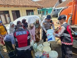 Polres Ciamis Salurkan 8.000 Liter Air Bersih untuk Warga Terdampak Kekeringan