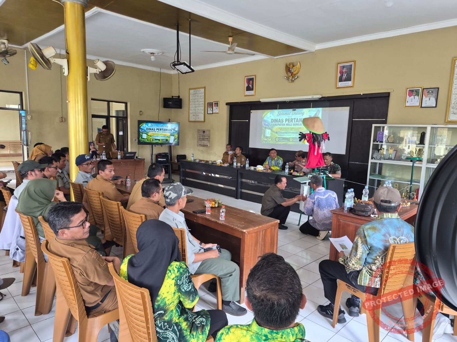 Robot Bebegig berbasis teknologi Internet of Things (IoT) untuk membantu mengusir burung yang menyerang tanaman padi. (Dok, foto. Istimewa)