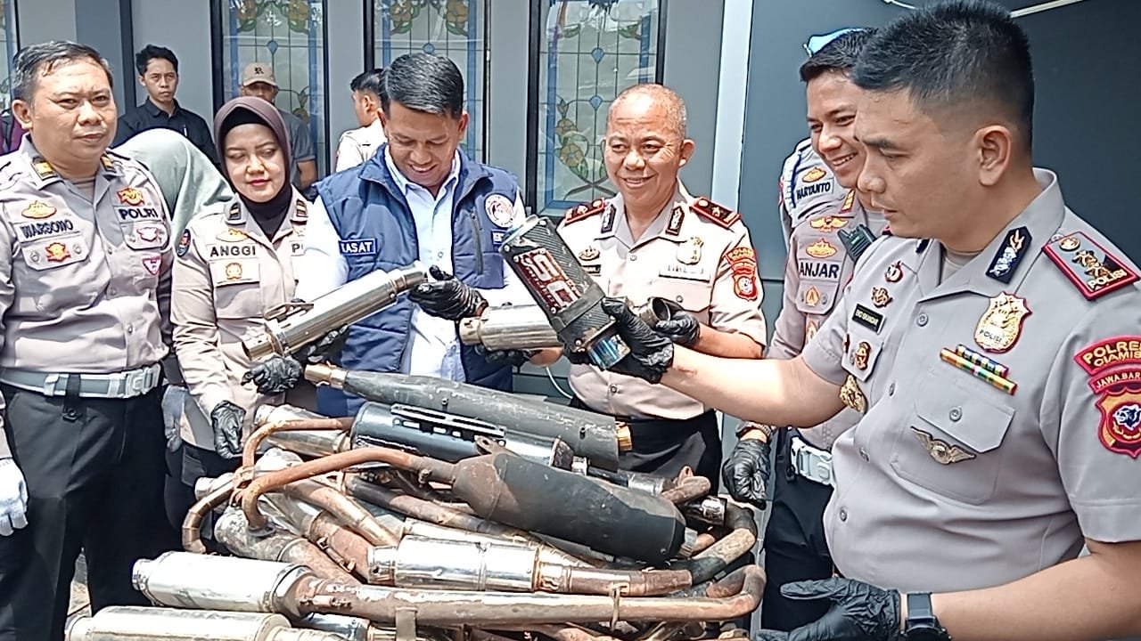 Ratusan Knalpot brong hasil sitaan diamankan Polres Ciamis.