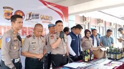 Kapolres Ciamis AKBP Eko Iskandar saat konferensi pers di Mapolres Ciamis, Senin (31/8/2026). Polisi mengungkap kasus sabu yang terhubung jaringan lintas provinsi dan masih memburu seorang DPO.