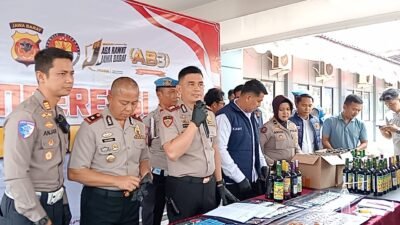 Kapolres Ciamis AKBP Eko Iskandar saat konferensi pers di Mapolres Ciamis, Senin (31/8/2026). Polisi mengungkap kasus sabu yang terhubung jaringan lintas provinsi dan masih memburu seorang DPO.