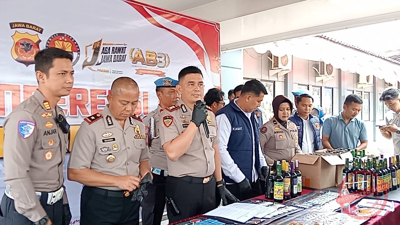 Kapolres Ciamis AKBP Eko Iskandar saat konferensi pers di Mapolres Ciamis, Senin (31/8/2026). Polisi mengungkap kasus sabu yang terhubung jaringan lintas provinsi dan masih memburu seorang DPO.