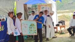 Perwakilan Unsiba Bandung saat menyerahkan hasil rencana wellness tourism di Kampung Adat Kuta Ciamis. (Dok, foto. Kondusif.com)