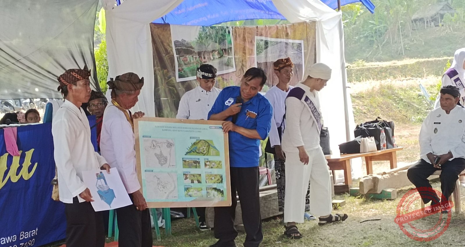 Perwakilan Unsiba Bandung saat menyerahkan hasil rencana wellness tourism di Kampung Adat Kuta Ciamis. (Dok, foto. Kondusif.com)