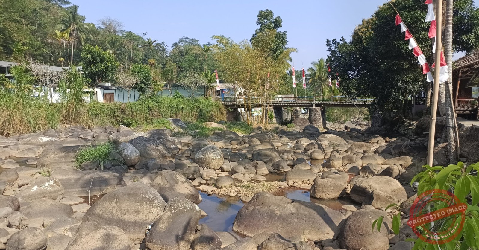 Aktivitas tubing di wisata cadas ngampar, Gunungsari, Sadananya Ciamis disetop akibat kemarau