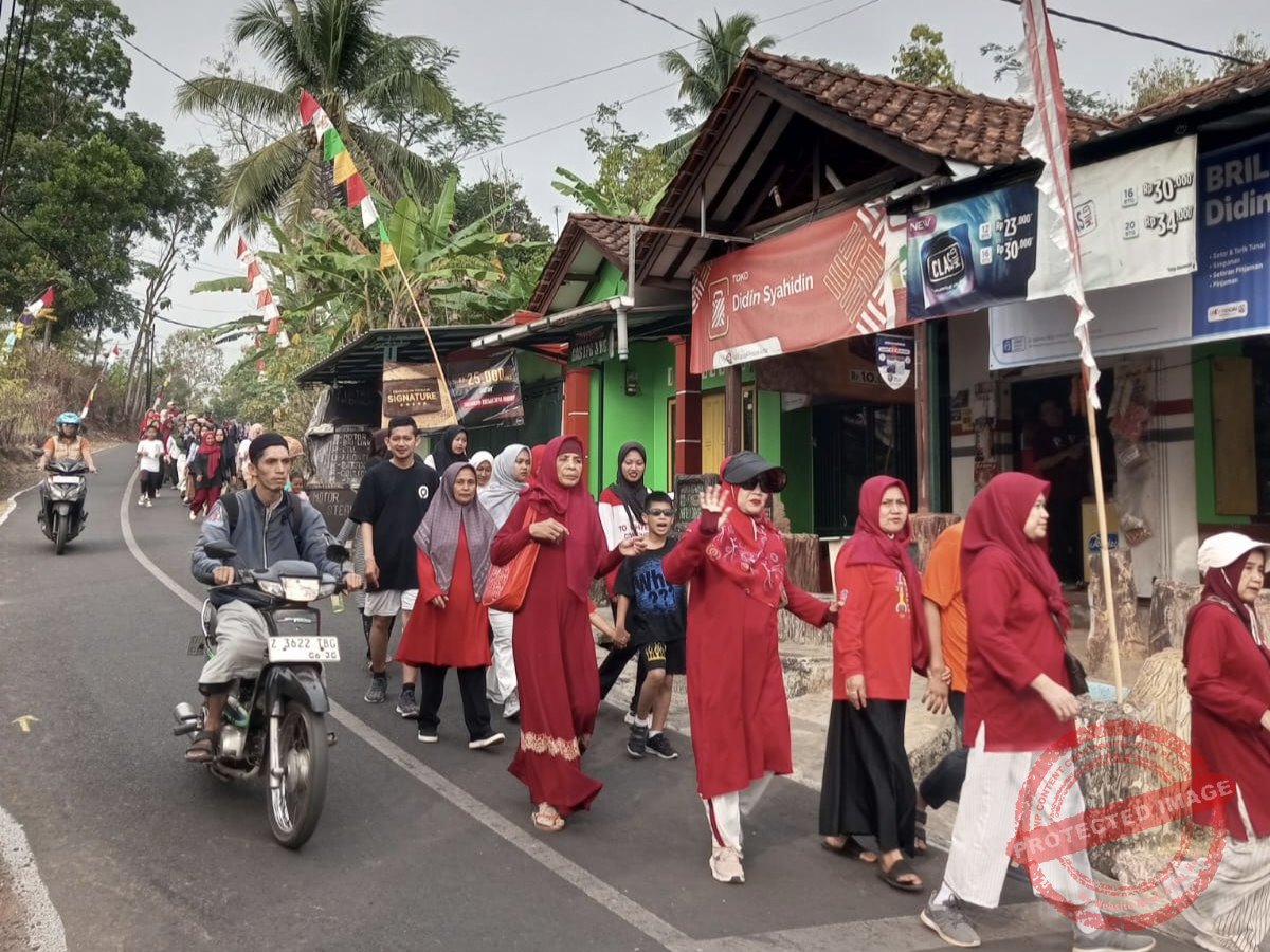 Jalan santai dalam rangka semarak HUT ke-81 RI di Desa Sukamaju, Kecamatan Baregbeg, Kabupaten Ciamis. (Dok, foto. Istimewa)