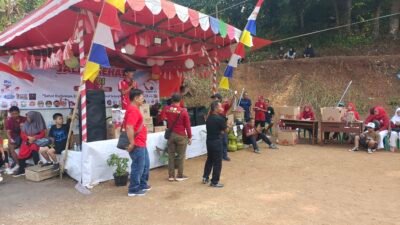 Gotong royong warga Dusun Desa, Desa Sukamaju, Kecamatan Baregbeg, Kabupaten Ciamis hidupkan kemeriahan HUT ke-81 RI. (Dok, foto. Kondusif.com)