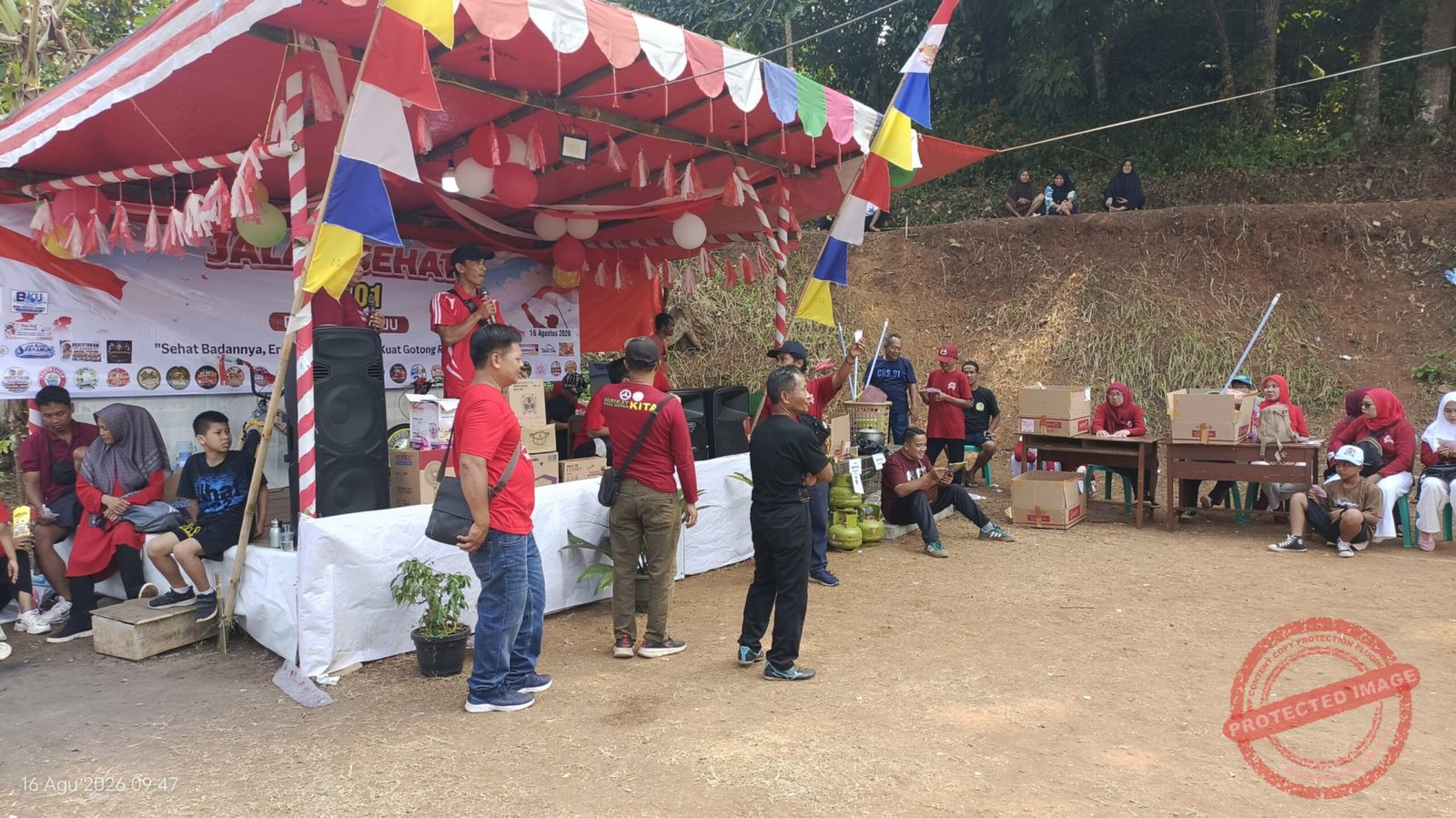 Gotong royong warga Dusun Desa, Desa Sukamaju, Kecamatan Baregbeg, Kabupaten Ciamis hidupkan kemeriahan HUT ke-81 RI. (Dok, foto. Kondusif.com)