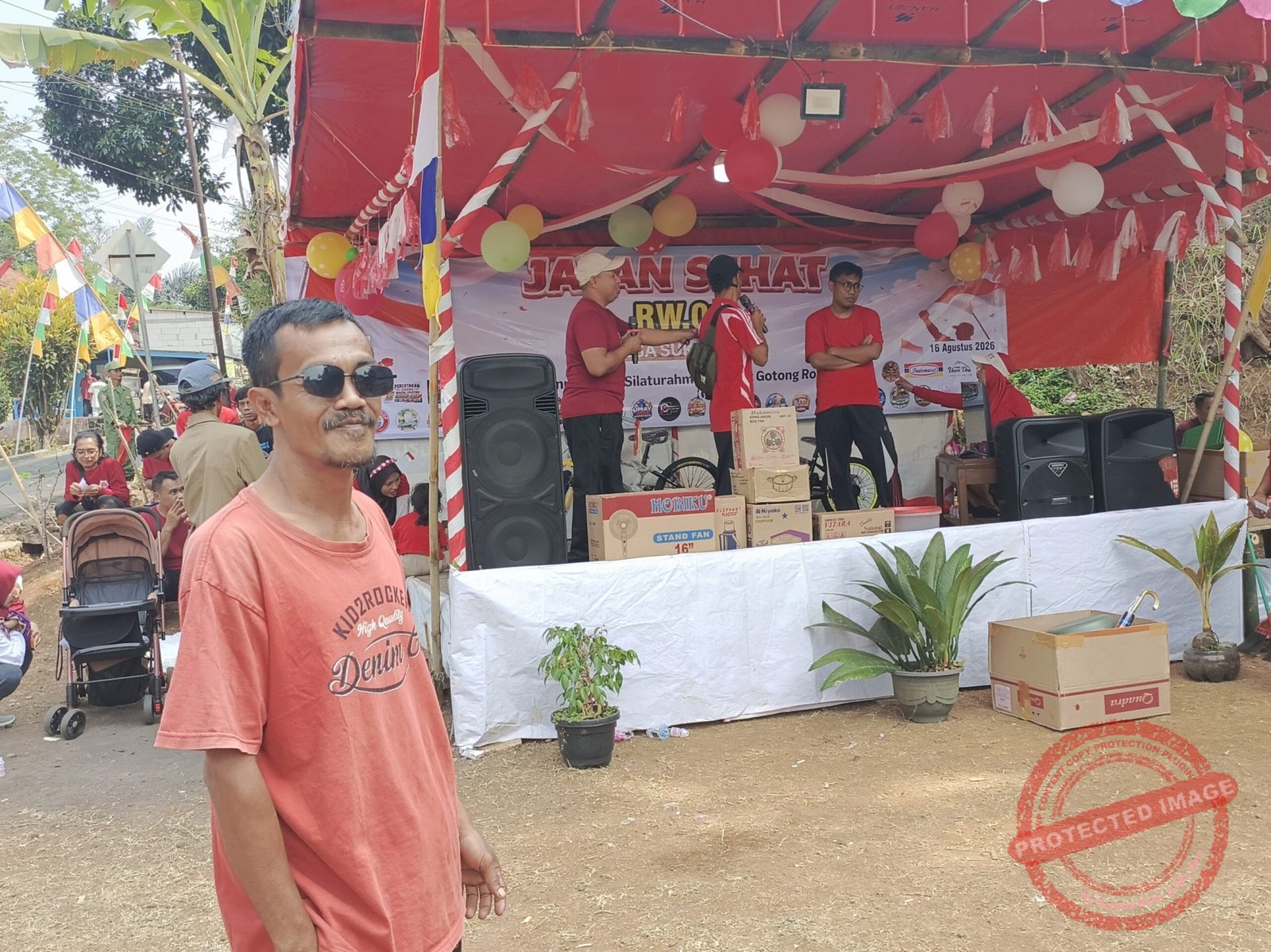 Sarif pemilik warung ikut menyumbang hadiah di acara jalan santai