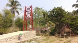 Jembatan Merah Jayaraksa Ciamis, Spot Wisata dengan Pesona Sungai Cikembang