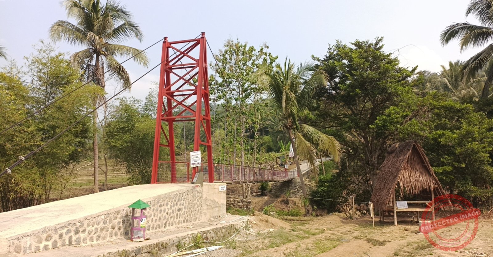 Wisata Jembatan Merah Jayaraksa yang membentang di atas sungai Cikembang. (Dok, foto. Fauza/kondusif.com)
