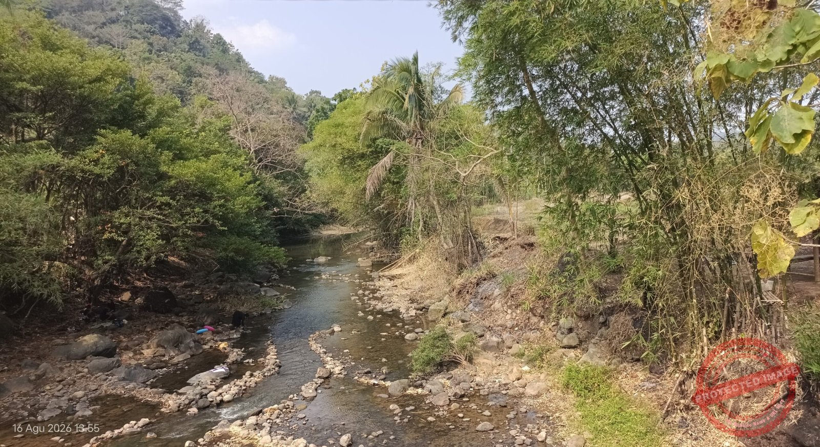 Pesona sungai Cikembang di atas jembatan merah Jayaraksa, Cimaragas, Ciamis. (Dok, foto. Kondusif.com/fauza) 