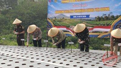 Kapolres Ciamis AKBP Eko Iskandar bersama petani melakukan penanaman bawang putih di Blok Werkit, Dusun Cimara, Desa Cibeureum, Kecamatan Sukamantri, Kabupaten Ciamis, Rabu (19/8/2026). Penanaman ini merupakan bagian dari Gerakan Penanaman Bawang Putih Serentak Nasional untuk mendukung swasembada bawang putih. (Fauza/kondusif.com)