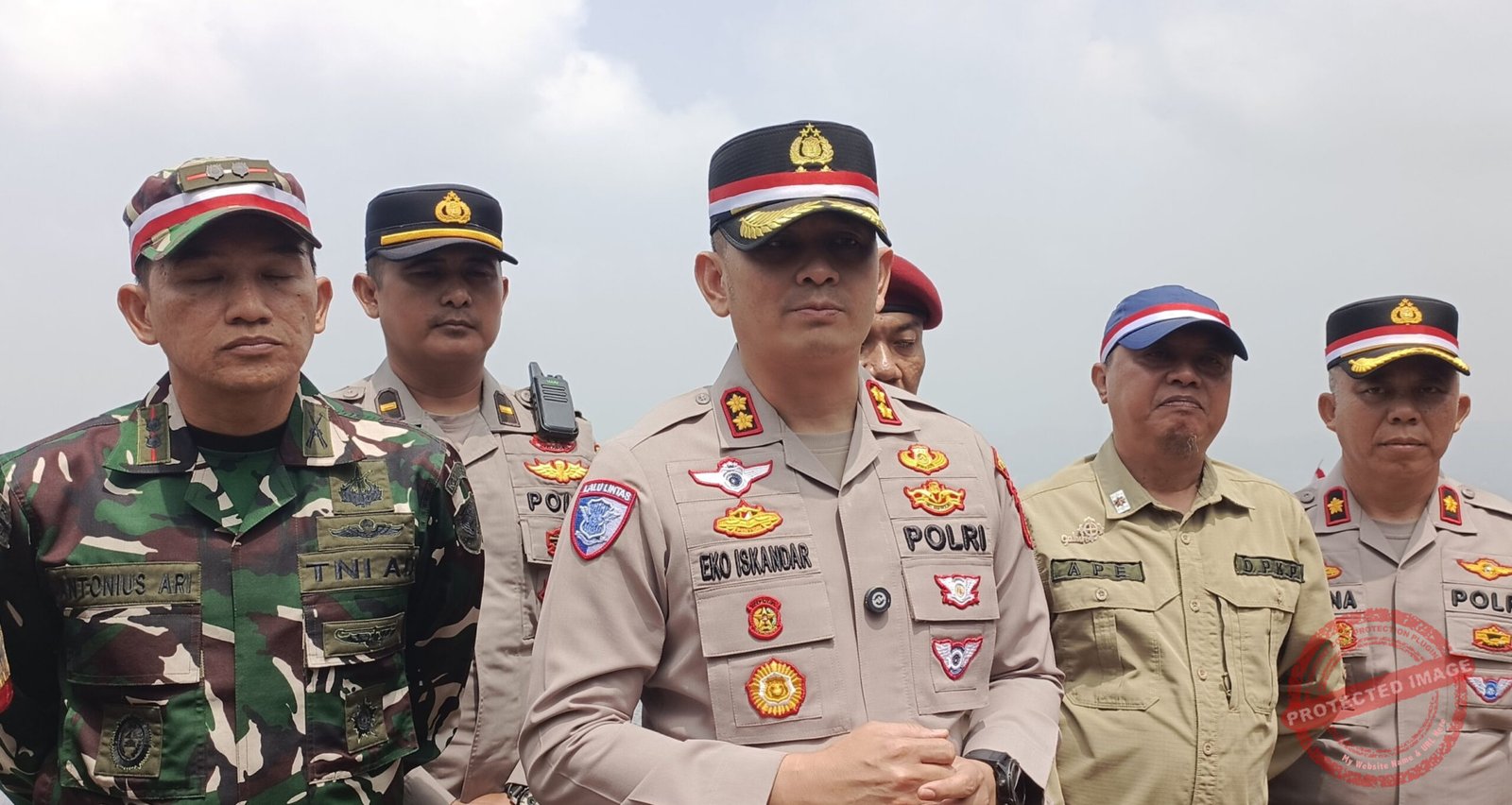 Kapolres Ciamis, AKBP Eko Iskandar saat diwawancara usai mengikuti Zoom meeting penanaman bawang putih serentak