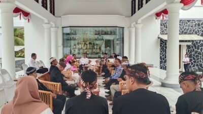 Nyembah Jelang Merlawu, Warga Wanasigra Bawa Hasil Bumi ke Pendopo