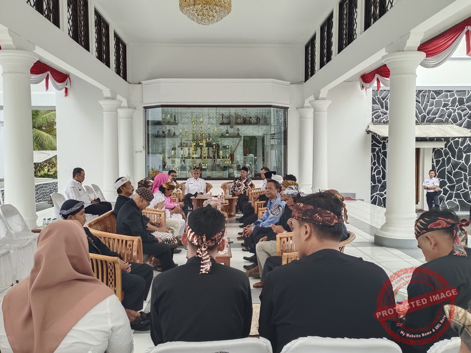 Nyembah menjelang tradisi Merlawu warga Desa Wanasigra Ciamis. (Dok, foto. Kondusif.com)