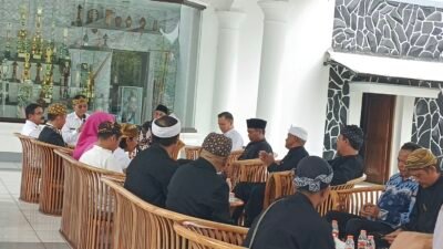Bupati Ciamis Herdiat Sunarya menerima kunjungan warga Desa Wanasigra, Kecamatan Sindangkasih, di Joglo Pendopo Bupati Ciamis, Rabu (26/8/2026). Warga mengundang Herdiat menghadiri ritual adat Merlawu di Situs Ganoang. Herdiat menyatakan berhalangan hadir karena agenda pemerintahan di Bali. (Dok, foto. Kondusif.com)