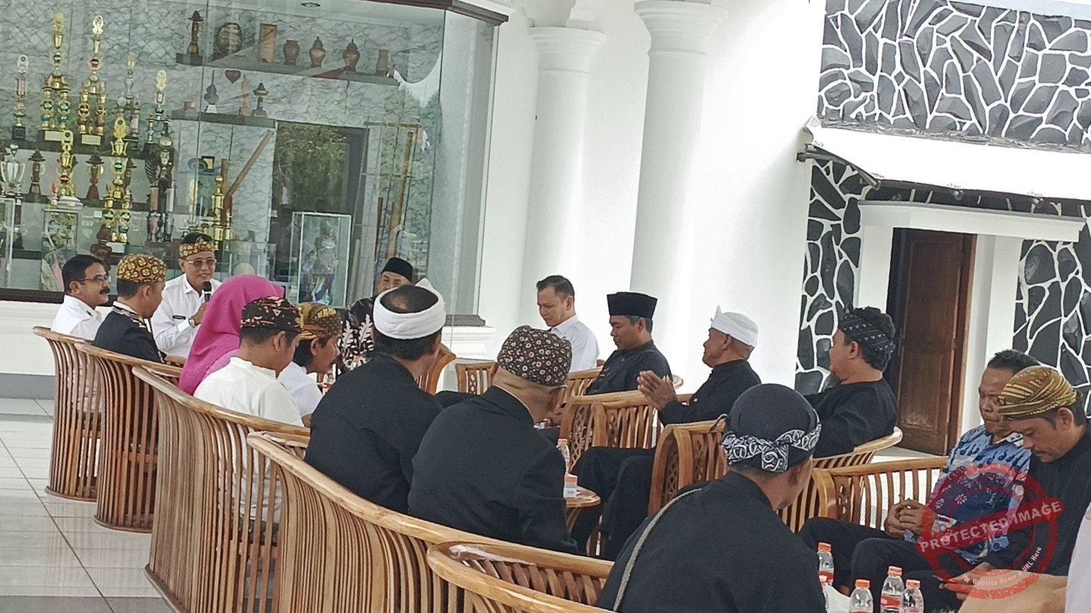 Bupati Ciamis Herdiat Sunarya menerima kunjungan warga Desa Wanasigra, Kecamatan Sindangkasih, di Joglo Pendopo Bupati Ciamis, Rabu (26/8/2026). Warga mengundang Herdiat menghadiri ritual adat Merlawu di Situs Ganoang. Herdiat menyatakan berhalangan hadir karena agenda pemerintahan di Bali. (Dok, foto. Kondusif.com)