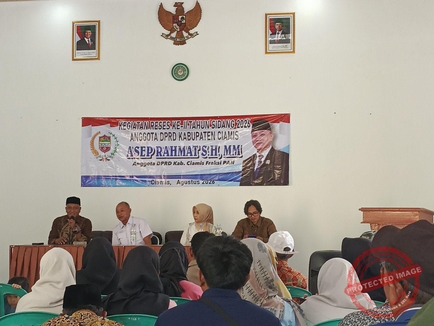 Asep Rahmat saat menggelar Reses II Tahun Sidang 2026 di Aula Desa Ciharalang, Kabupaten Ciamis, Kamis (27/8/2026).
