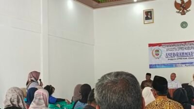 Warga saat menyampaikan aspirasi kepada Anggota DPRD Ciamis, Asep Rahmat dalam Reses II Tahun Sidang 2026 di Aula Desa Ciharalang, Kamis (27/8/2026).