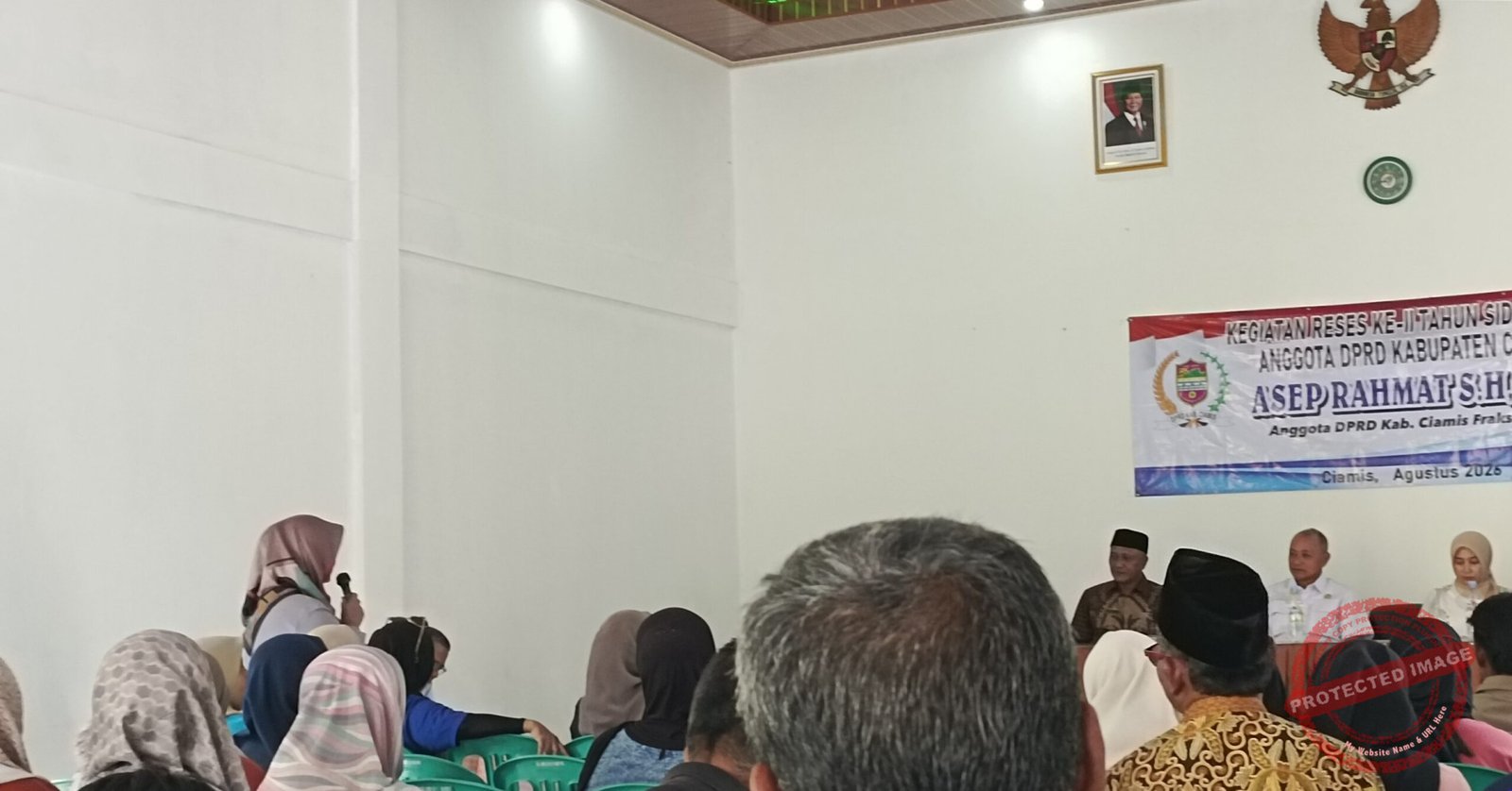 Warga saat menyampaikan aspirasi kepada Anggota DPRD Ciamis, Asep Rahmat dalam Reses II Tahun Sidang 2026 di Aula Desa Ciharalang, Kamis (27/8/2026).