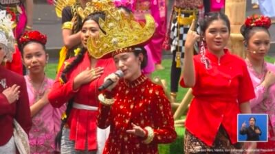 Penyanyi Shanna Shannon bersama paduan suara saat menyanyikan lagu Tanah Airku ciptaan Ibu Soed di Istana Negara saat HUT ke-81 RI. (Dok, foto. BPMI Setpres)