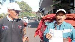 Dedi Supriadi (62) (kanan) dan Radiman (66) (kiri) penerima becak listrik gratis dari Presiden Prabowo. (Dok, foto. Kondusif.com)