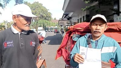 Dedi Supriadi (62) (kanan) dan Radiman (66) (kiri) penerima becak listrik gratis dari Presiden Prabowo. (Dok, foto. Kondusif.com)
