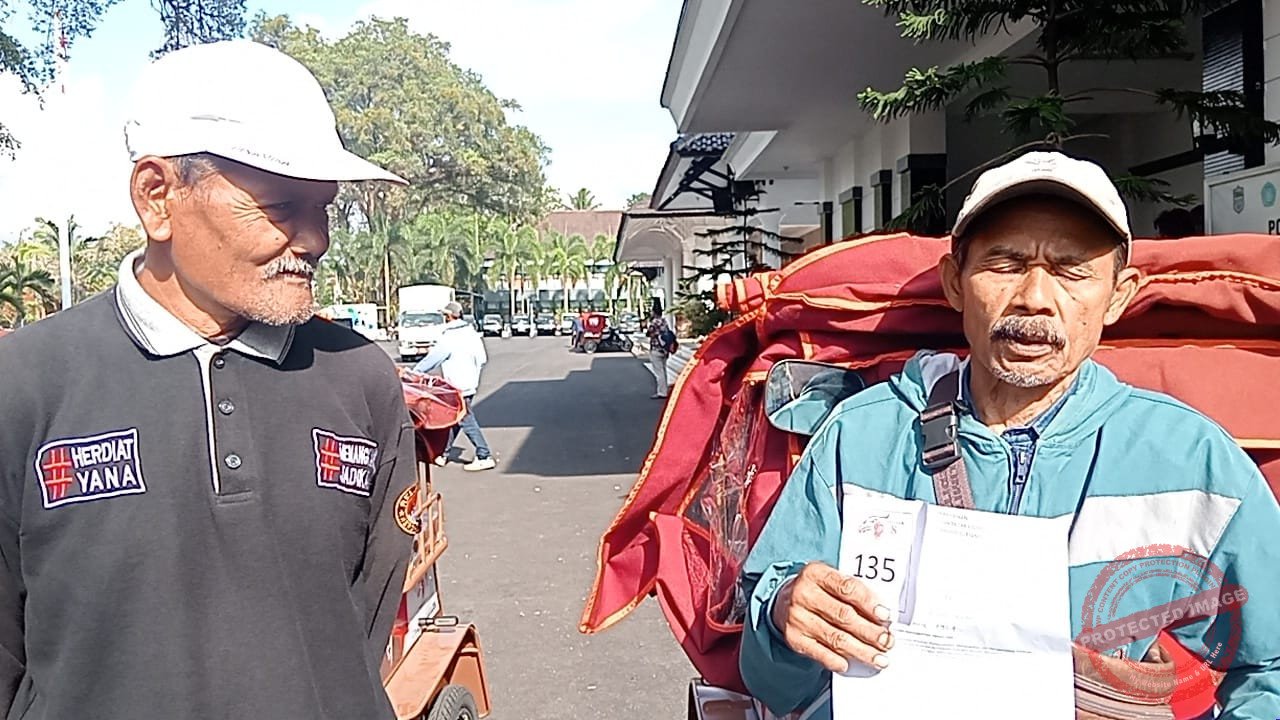 Dedi Supriadi (62) (kanan) dan Radiman (66) (kiri) penerima becak listrik gratis dari Presiden Prabowo. (Dok, foto. Kondusif.com)