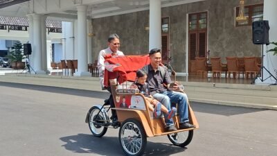 Bupati Ciamis, Herdiat Sunarya saat mencoba becak listrik bantuan Presiden Prabowo Subianto di halaman pendopo. (Dok, foto. Kondusif.com)