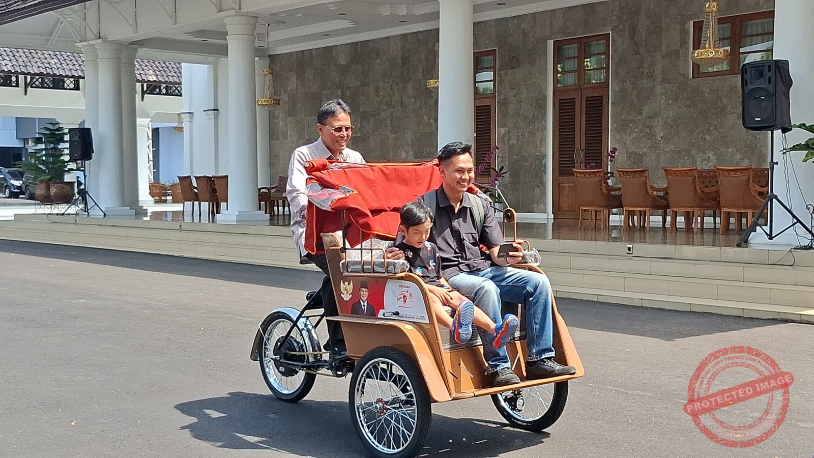 Bupati Ciamis, Herdiat Sunarya saat mencoba becak listrik bantuan Presiden Prabowo Subianto di halaman pendopo. (Dok, foto. Kondusif.com)