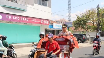 Kapolres Ciamis AKBP Eko Iskandar mengemudikan becak listrik sambil membonceng pengemudinya saat uji coba di Ciamis, Ahad, 6 September 2026. Ia membawa becak tersebut berkeliling kota. (Dok, foto. Humas Polres Ciamis)