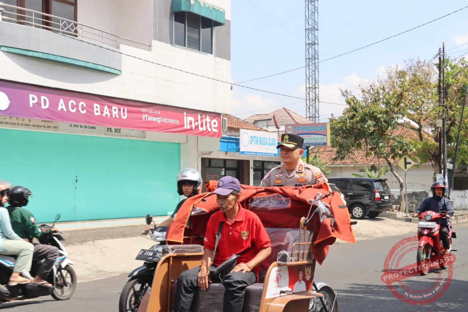 Kapolres Ciamis AKBP Eko Iskandar mengemudikan becak listrik sambil membonceng pengemudinya saat uji coba di Ciamis, Ahad, 6 September 2026. Ia membawa becak tersebut berkeliling kota. (Dok, foto. Humas Polres Ciamis)